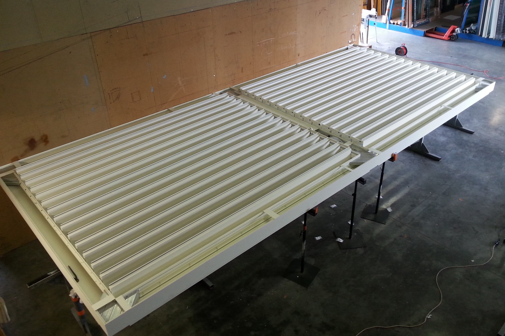 Assemblage des poutres et lames orientables