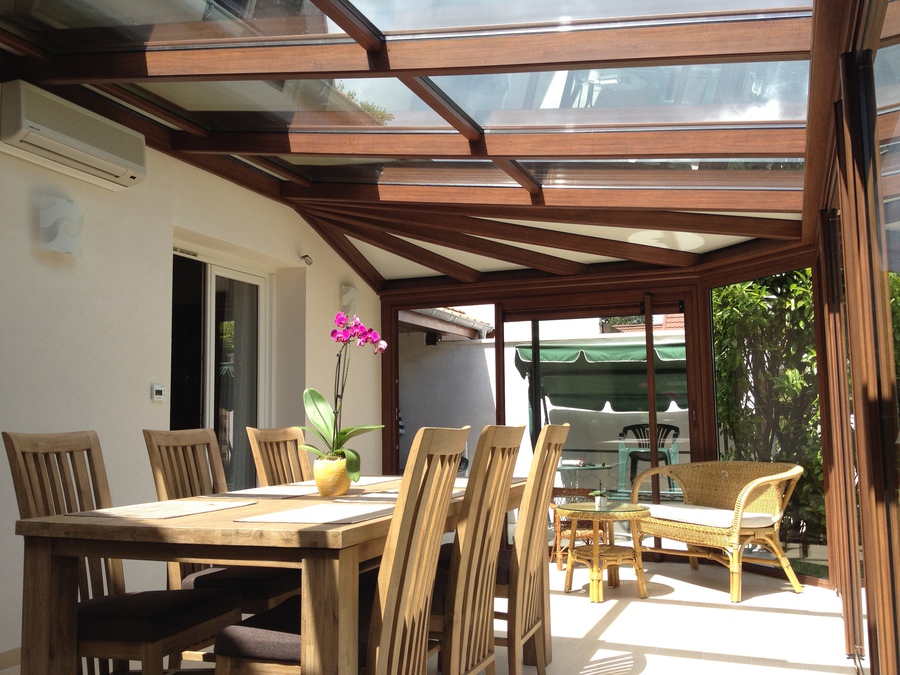 Véranda sur mesure de couleur bois